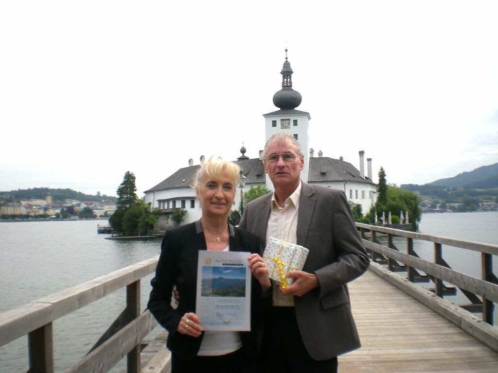 Die "Standard Stars" Irene und Dieter Heise vor dem Schloss Ort in Gmunden am Traunsee (in der TV-Serie "Schlosshotel Orth")